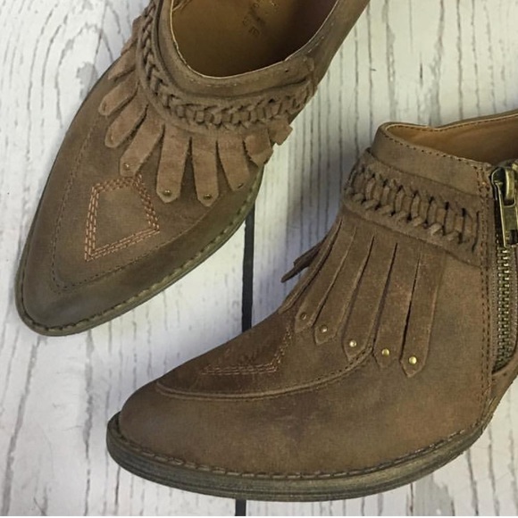 Tan Distressed Fringe Pointy Toe Boho Booties - Picture 8 of 8